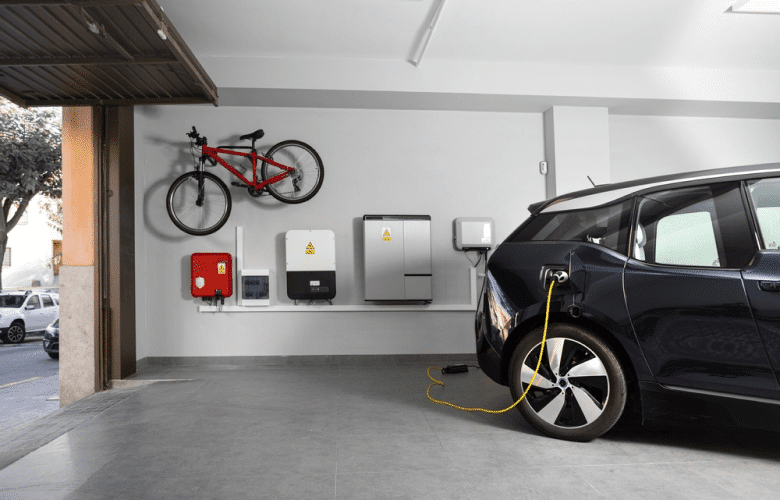 thuisbatterij in een garage voorziet auto van stroom